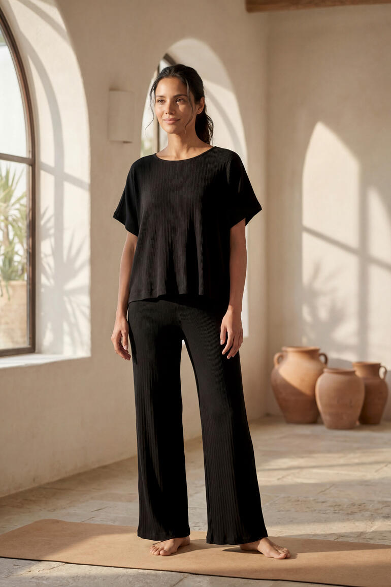 Zwart yoga t-shirt met een wijde, losse snit in de studio