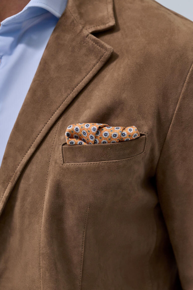 Wasmachinewasbare leren blazer in taupe, maat 48, met een oranje zakdoek in de borstzak.