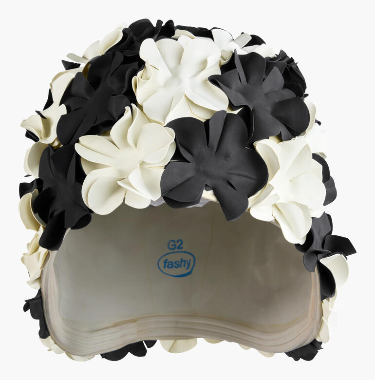 Bloemen badmuts in zwart en wit, detailopname van de bloemen.