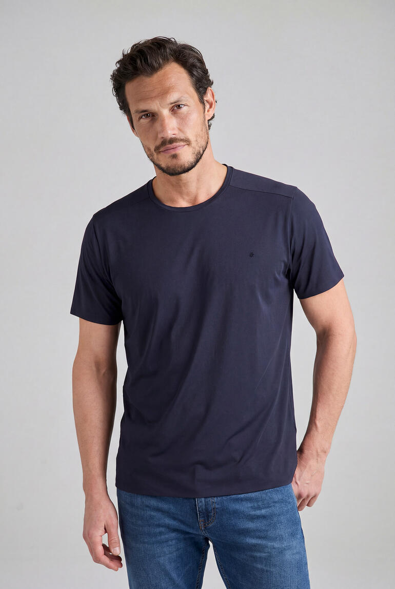 Man draagt een marinekleurig T-shirt, maat 46 in casual stijl.
