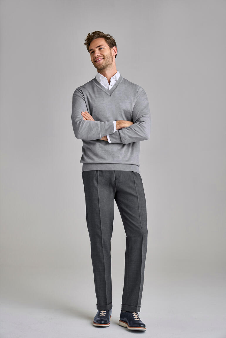 Grijs gestreepte pantalon voor heren, staand met een trui.