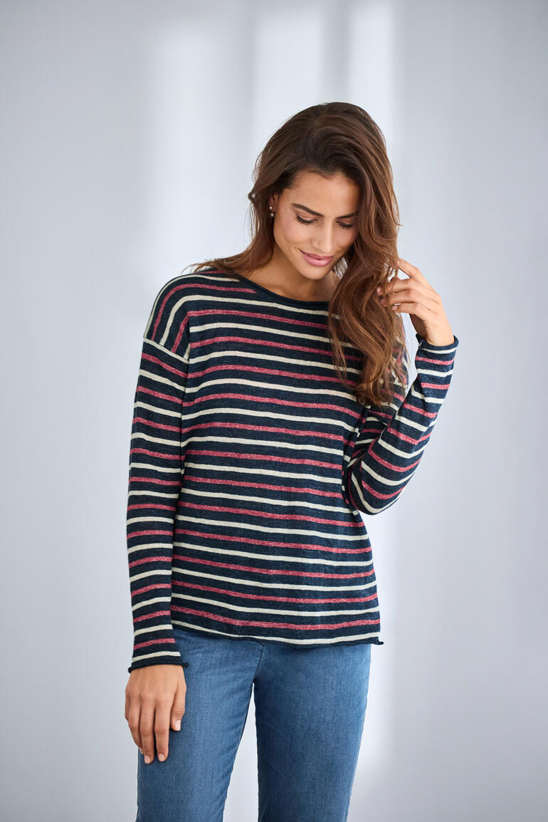 Gestreepte trui in blauw, rood en wit met een ruime snit.