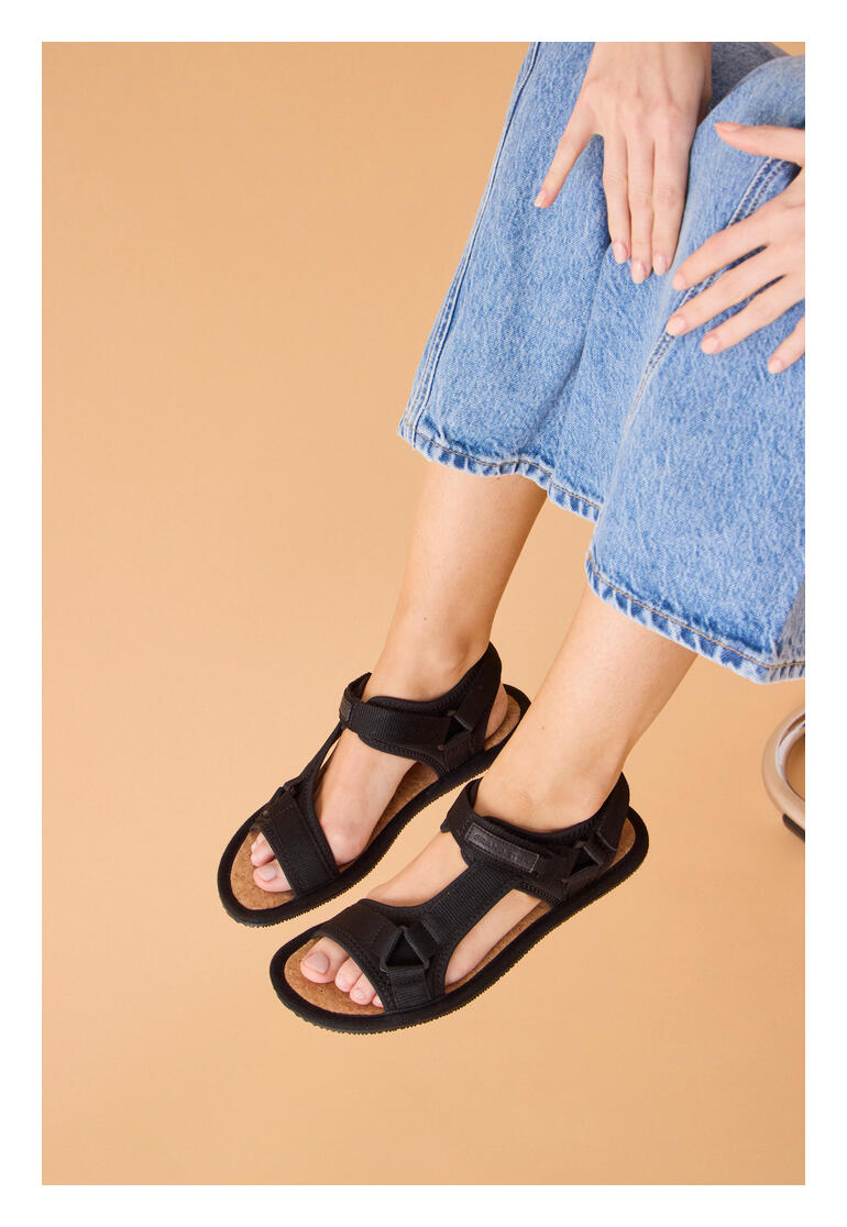 Grand Step barefoot trekking sandaal in zwart, gedragen door een vrouw