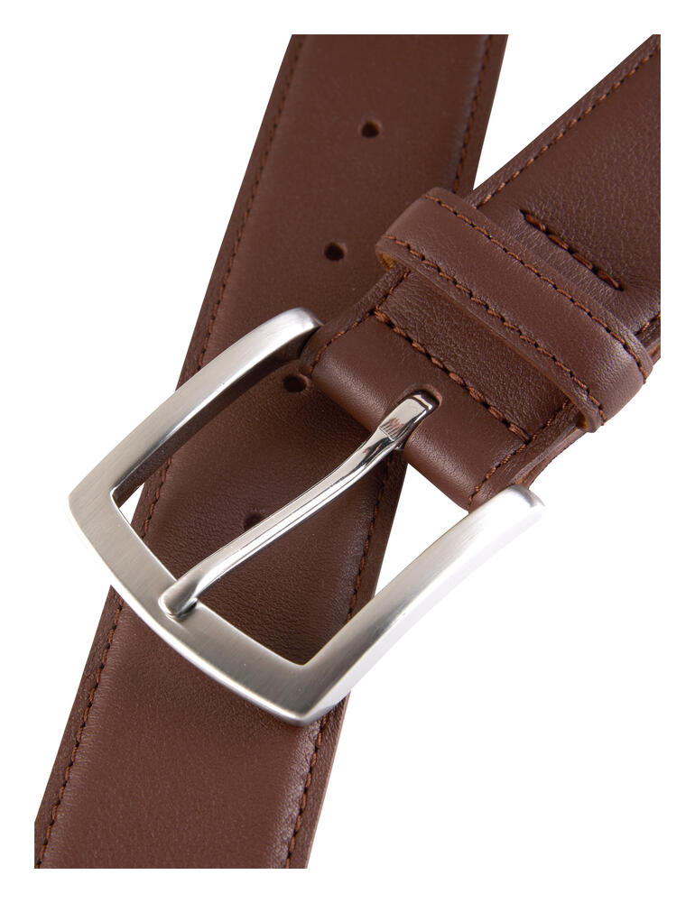 Detailweergave van een kastanjebruine riem, vooraanzicht met gesp.
