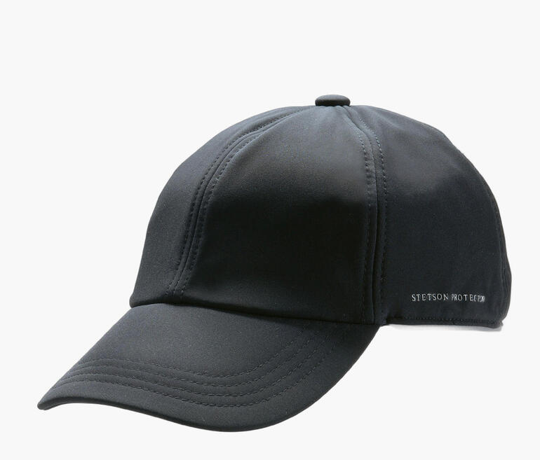 Zwarte softshell pet op een witte achtergrond.