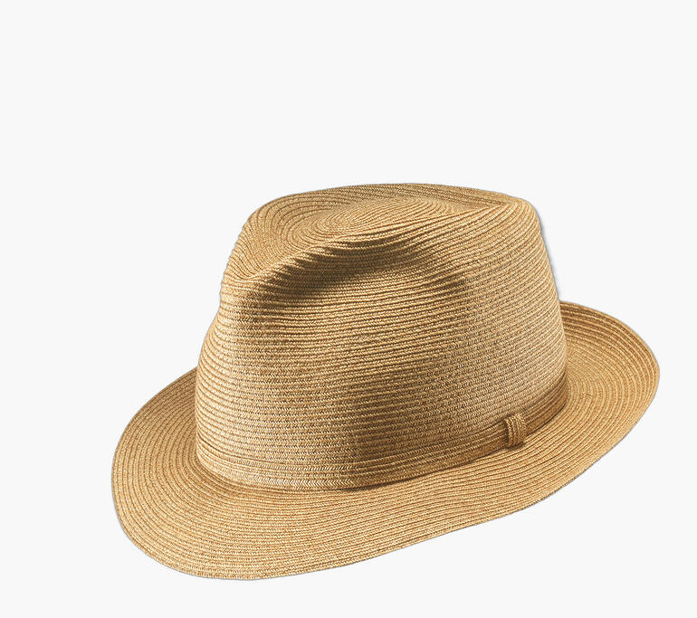 Beige fedora op een witte achtergrond.