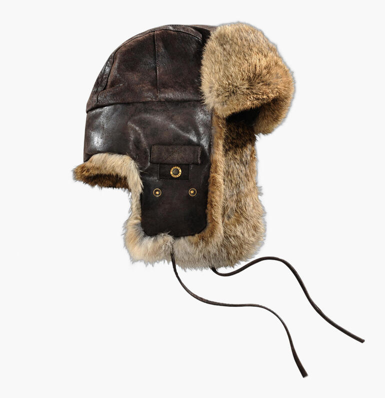 Bruine schapenhoed met oorkappen op een witte achtergrond.