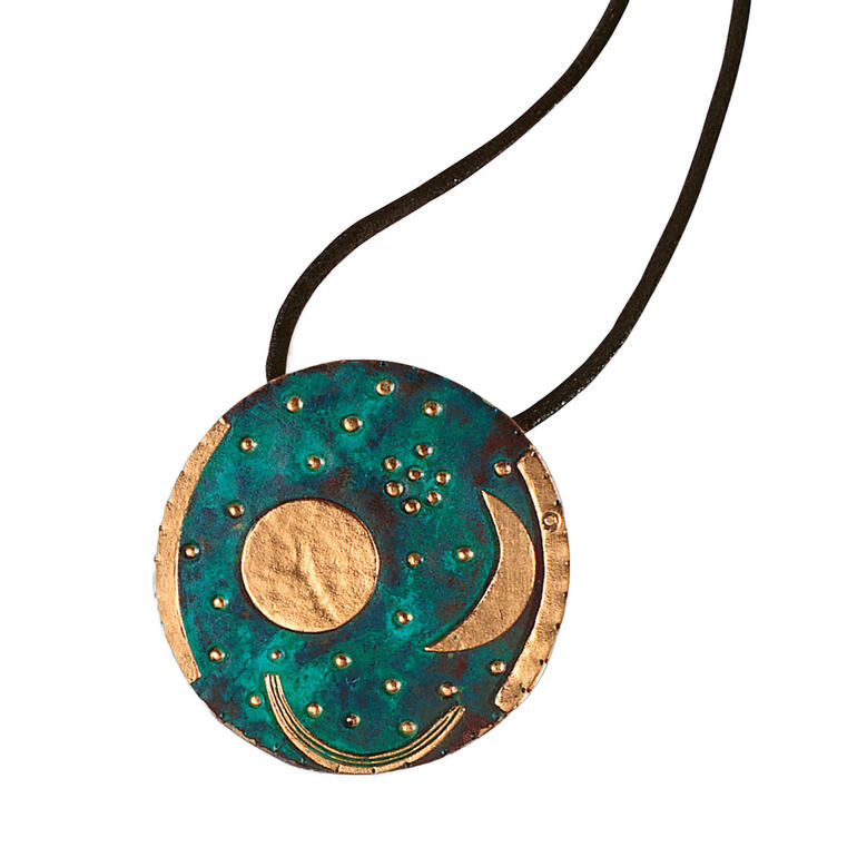 Nebra-schijf met geometrische patronen in blauw en goud
