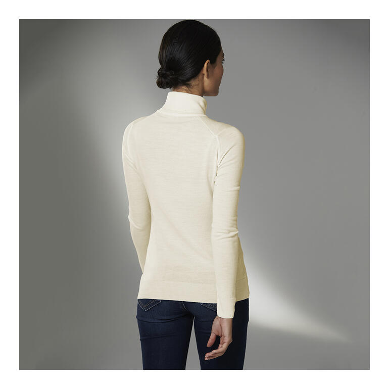 Achteraanzicht van een vrouw in een wollwitte coltrui