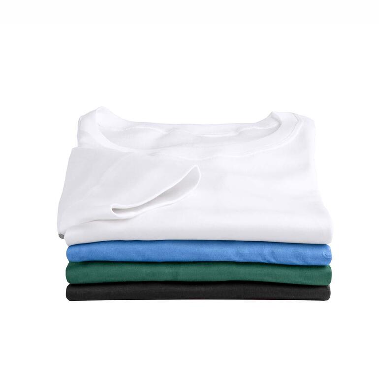 Vijf gevouwen T-shirts in verschillende kleuren, van boven naar beneden: wit, blauw, groen, zwart.