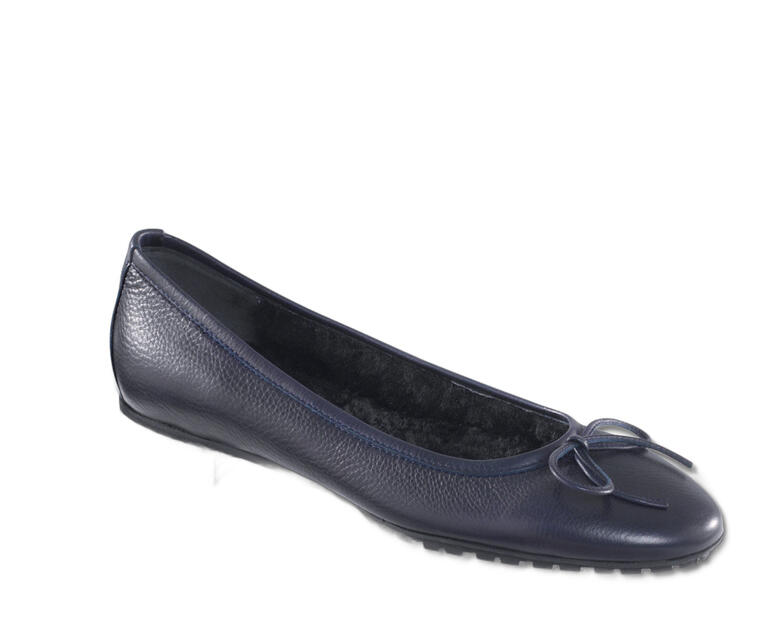 Casanova lamswollen ballerina in zwart met een strik, zijaanzicht.