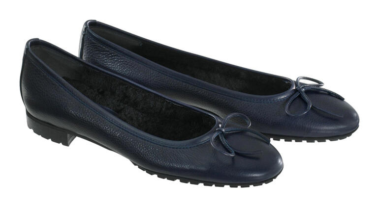 Casanova lamswollen ballerinas in marine, gedetailleerd vooraanzicht.