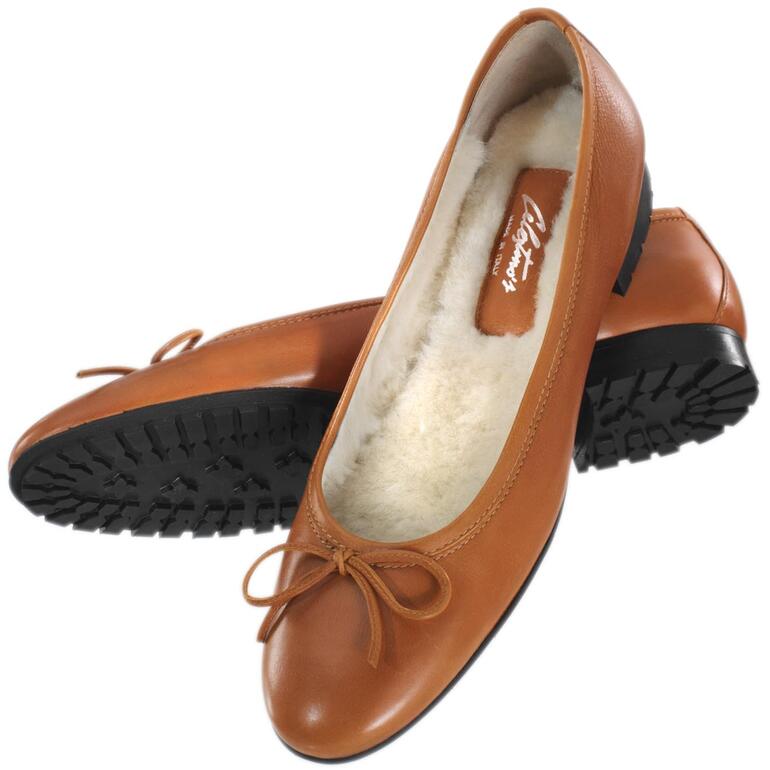 cognac Casanova lamswollen ballerina in bruin, gedetailleerd achteraanzicht.