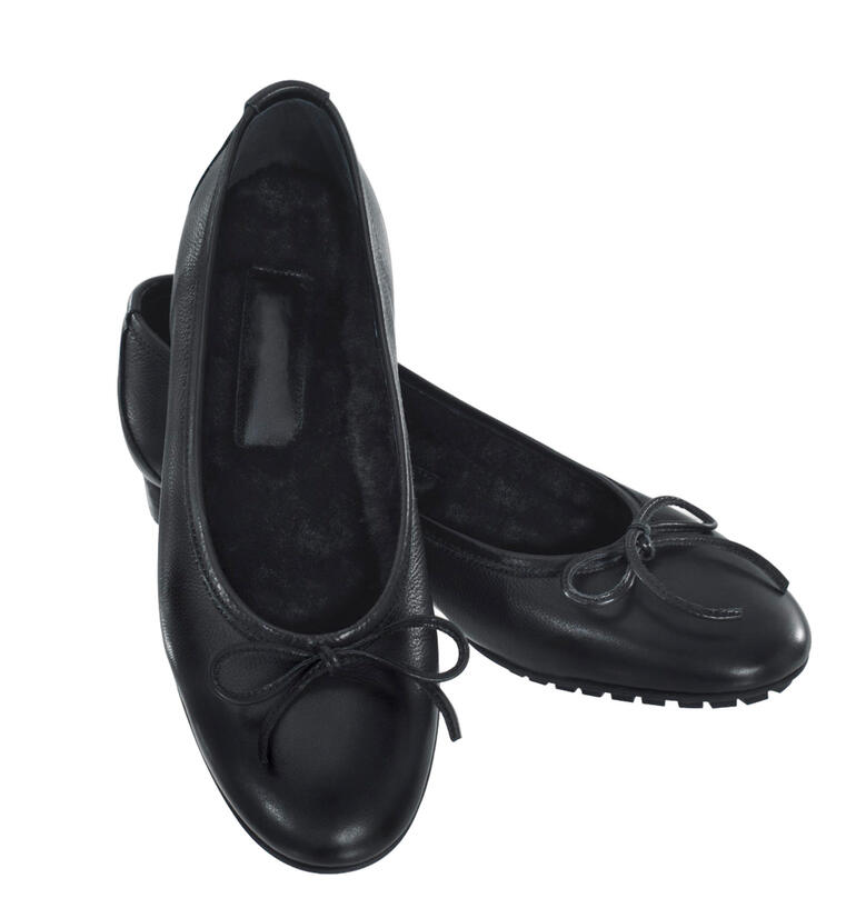 Casanova lamswollen ballerinas in zwart, gedetailleerd vooraanzicht.