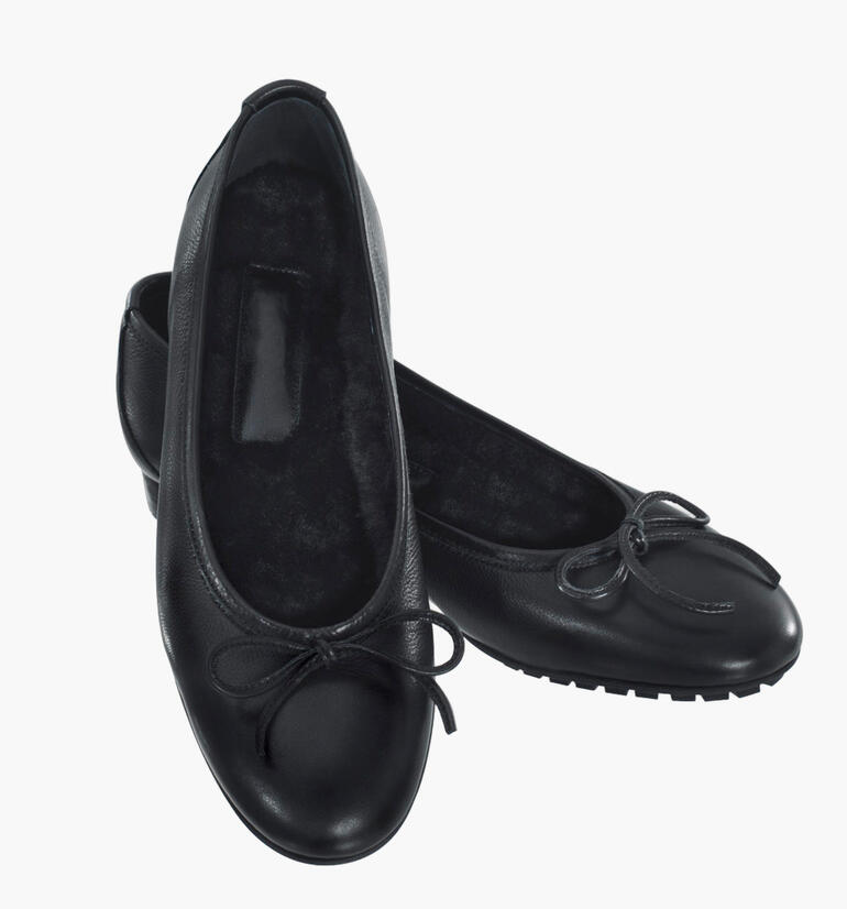 Casanova lamswollen ballerinas in zwart, gedetailleerd vooraanzicht.