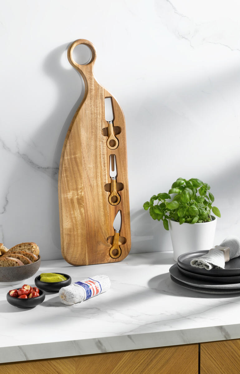 Design serveerplank van acaciahout met keukengerei.
