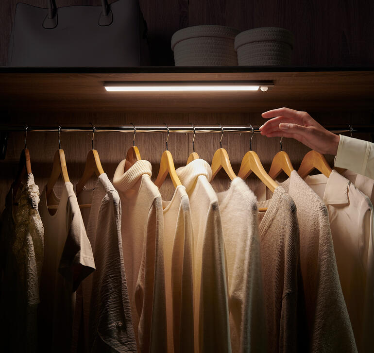 Acculichtbalk in een kast, verlicht kleding.