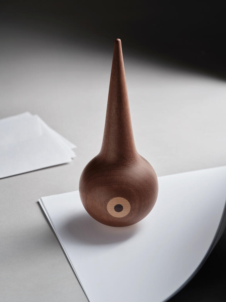 Houten decoratief object in de vorm van een vogel met een scherpe snavel.
