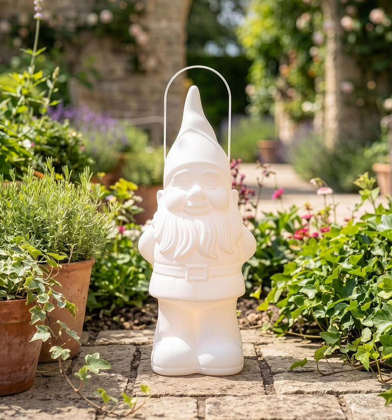 Witte tuinman met een emmer in een bloeiende omgeving