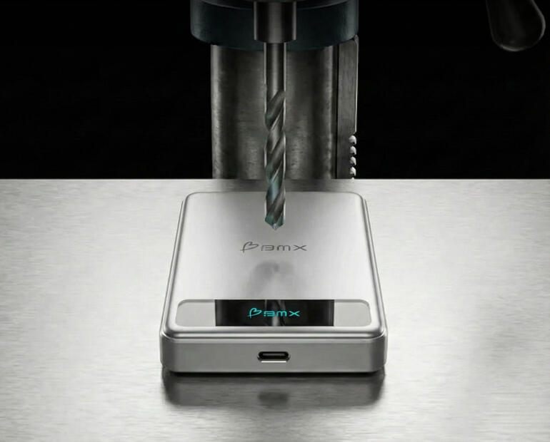 Zilveren safety powerbank wordt bewerkt door een boormachine.