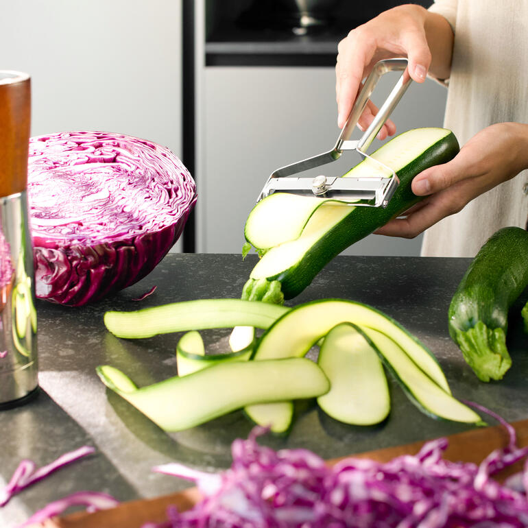 Vario-schaafmachine XL schilt courgette in een moderne keuken.