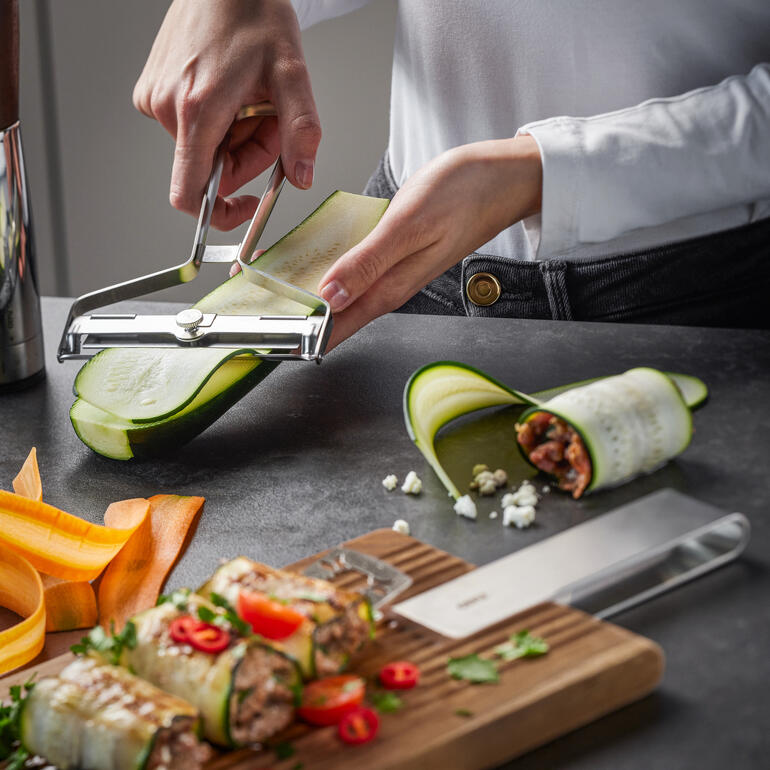 Vario-schaafmachine XL schilt courgettes voor gezonde gerechten.
