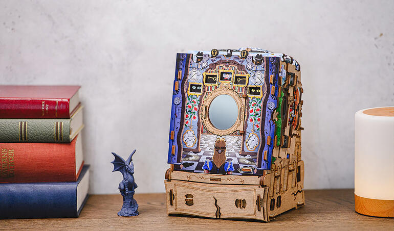 CluePuzzle - Wonderbox of Alice op een tafel met boeken.