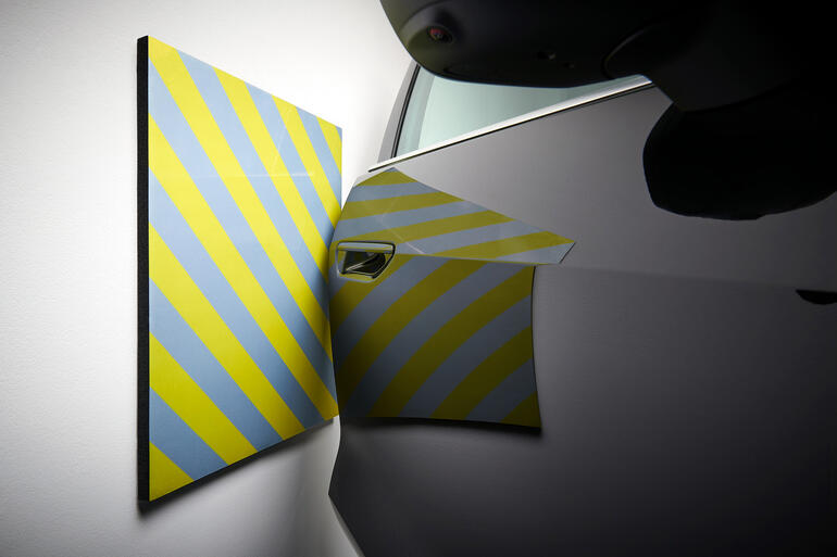 Garagenwandkussen beschermt de muur tegen de auto met gele strepen.