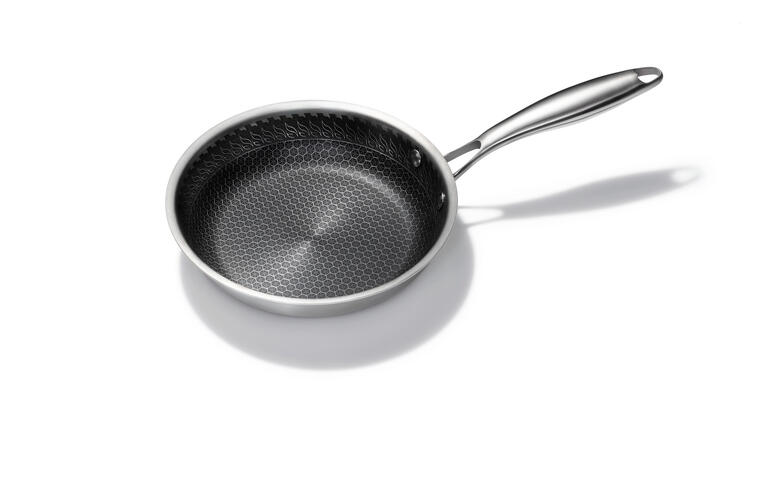20 cm grote premium pan met honingraat bodem op witte achtergrond.