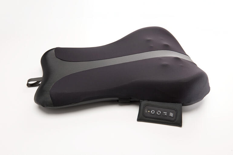 Rugmassager met een ergonomisch ontwerp in zwart.