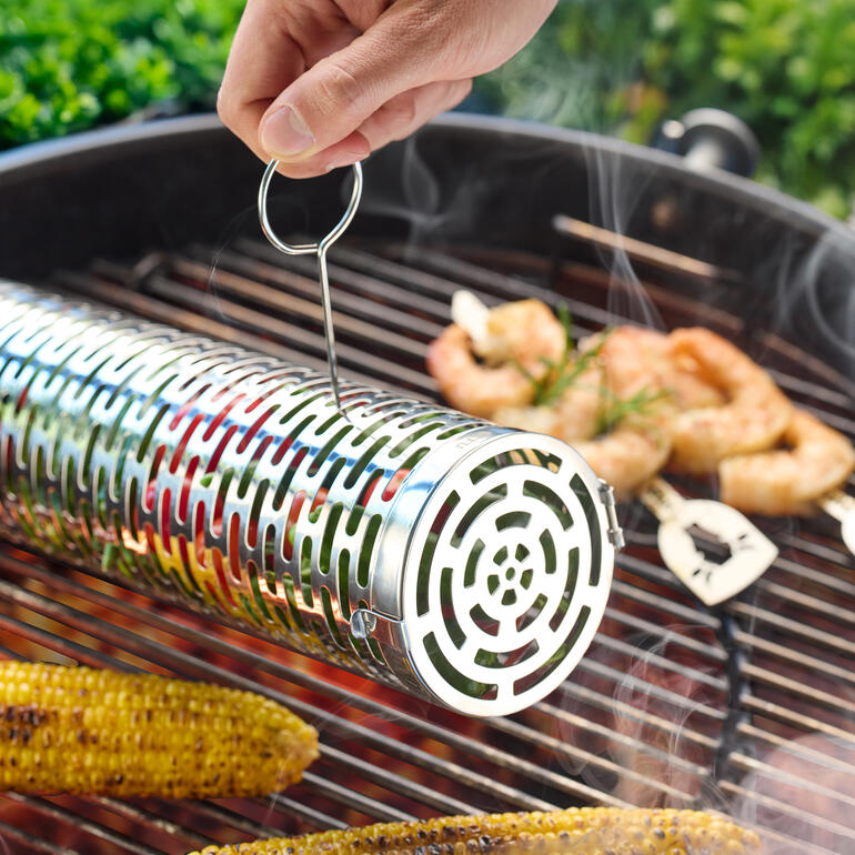Hand trekt de grillkorf van de barbecue