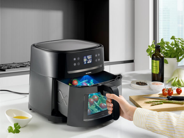 Airfryer met KI-technologie in een moderne keuken, voedsel wordt voorbereid.