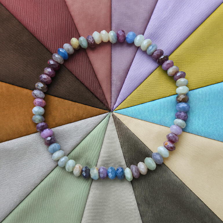 Kleurrijke Chamäleon kralenketting voor een achtergrond van stoffen in verschillende kleuren.