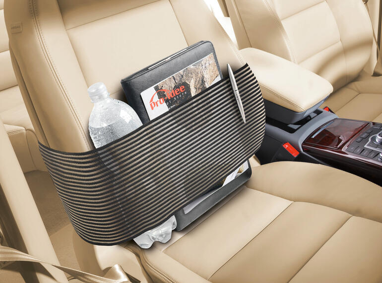 Ordeningsgordel in de auto op de opbergvakken met een waterfles en tablet.