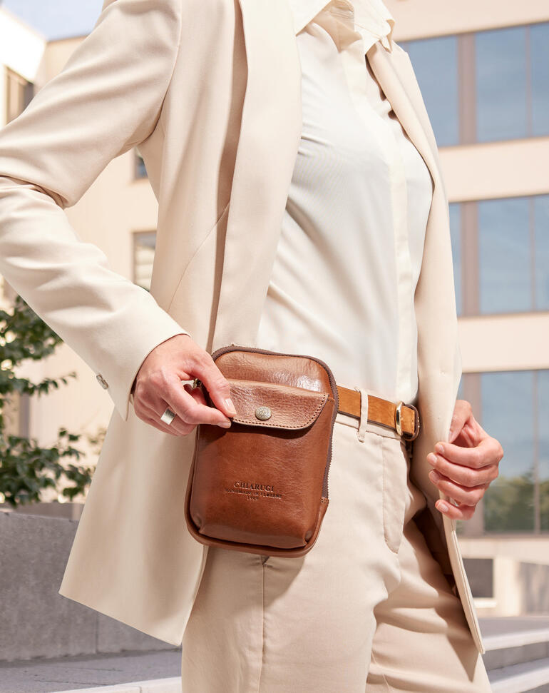 Close-up van de Chiarugi 2-in-1 smartphone tas, passend bij een elegant outfit.