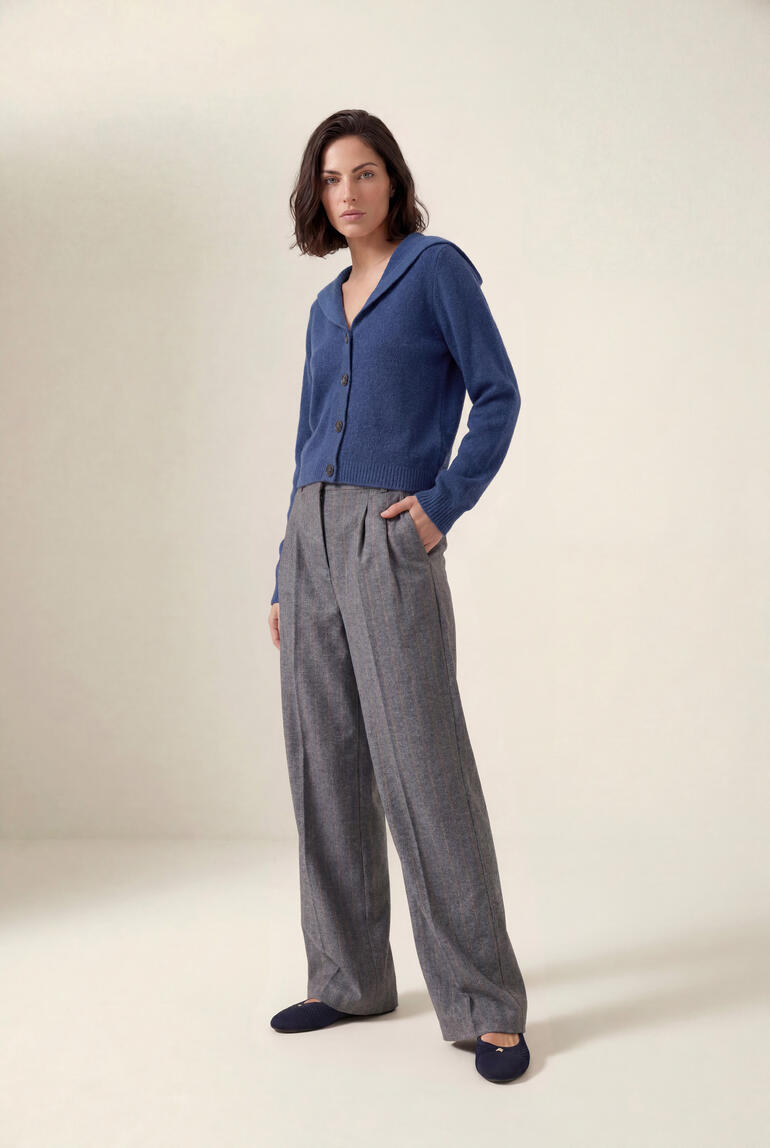 Vrouw in st.Ann flexibele wide-leg streepbroek en cardigan
