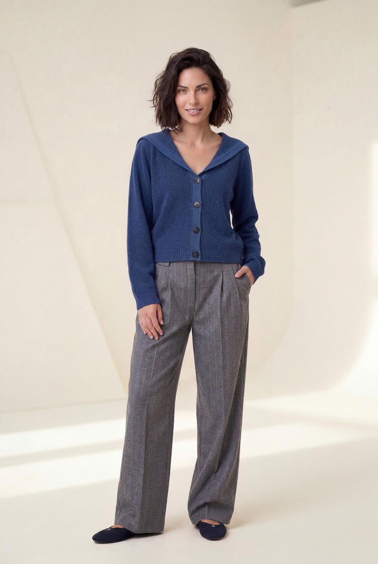 Vrouw in st.Ann wide-leg streepbroek en cardigan poseert lachend