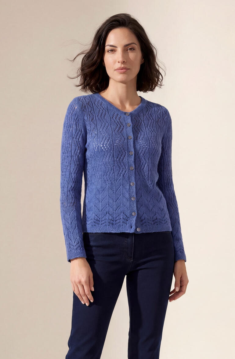Vrouw draagt een paarse Eribe Lace-Stitch cardigan.