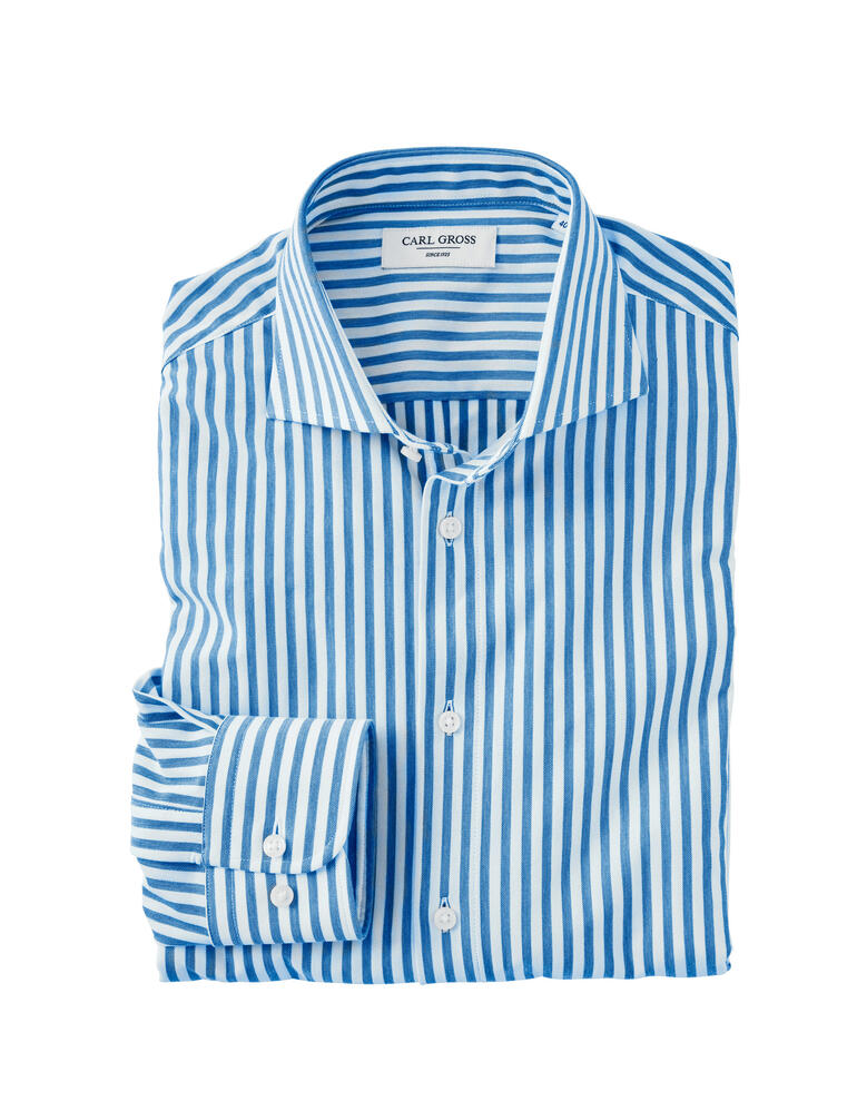 Gevouwen licht blauw-wit gestreept Japan knit shirt met open kraag.