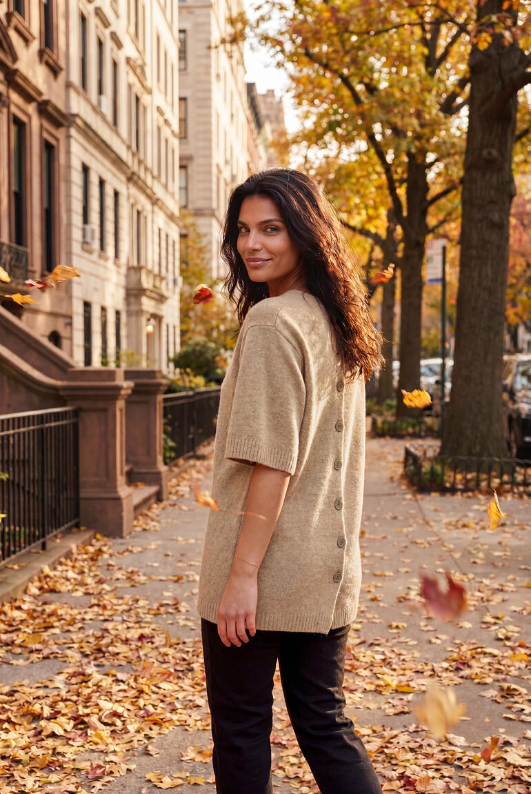 Beige yak breipullover met korte mouwen in herfstachtige omgeving