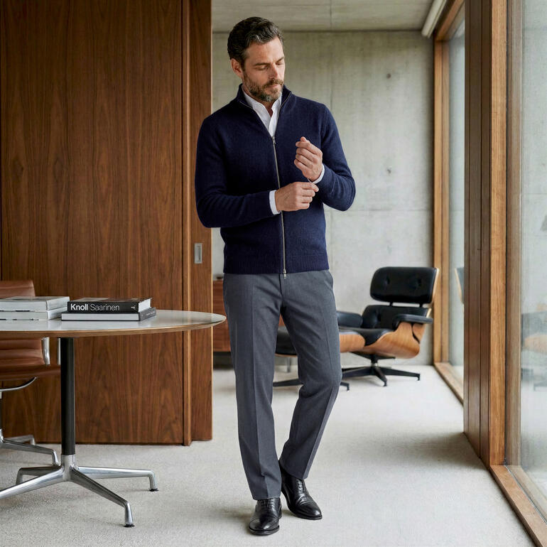 Man in een elegante omgeving met wasbare wollen broek