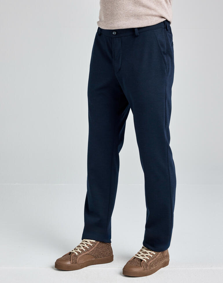 Man in comfort scheerwol broek staat op de vloer