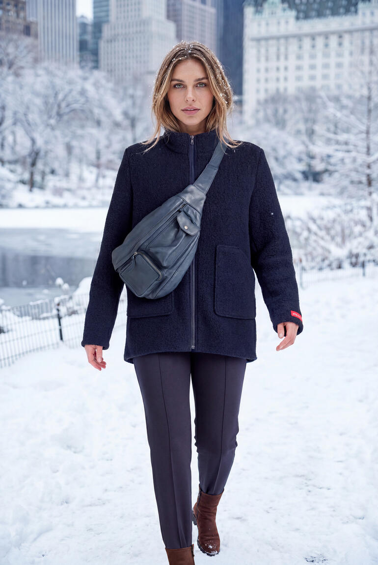 Vrouw in een zwarte wollen sherpa fleecejack in de winter.
