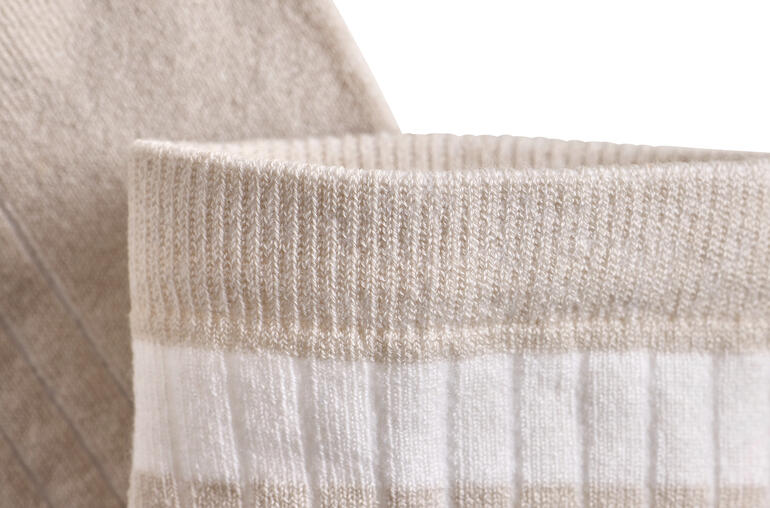 Detailopname van de gestreepte sok met casual rand.