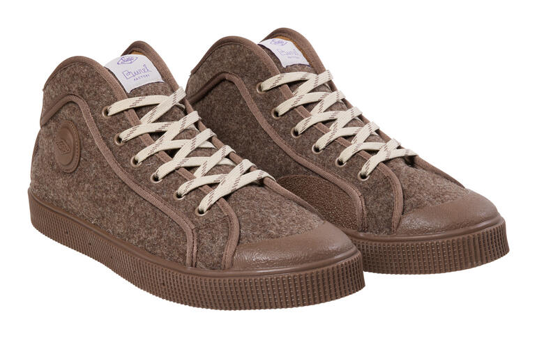 Taupe vilt sneakers met witte veters.