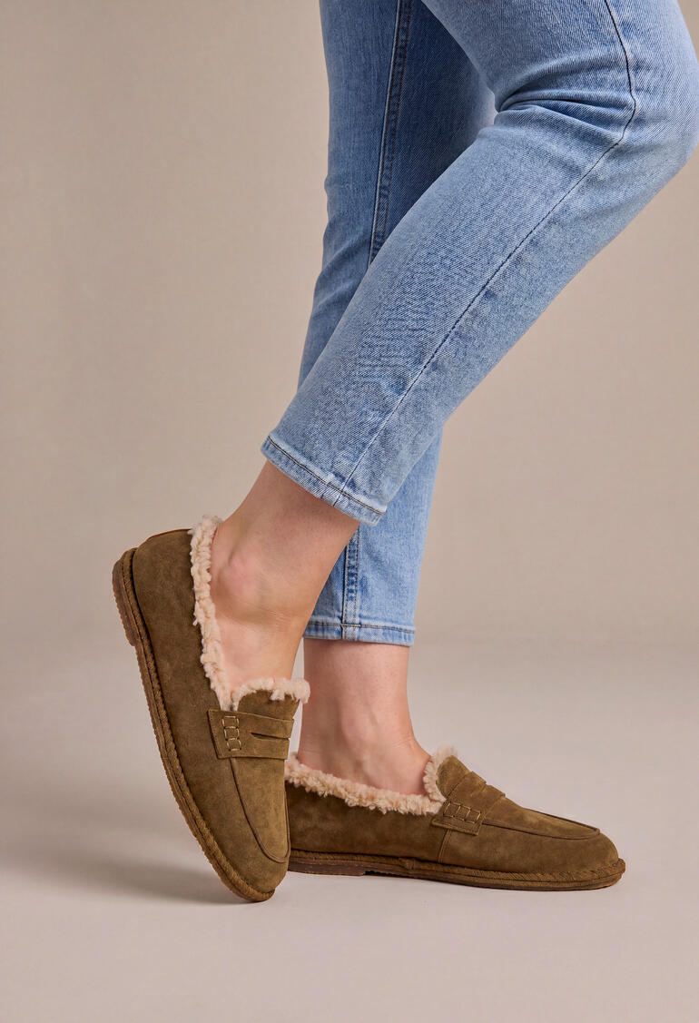 Vrouw in jeans draagt Shirakawa lamswollen loafers in bruin