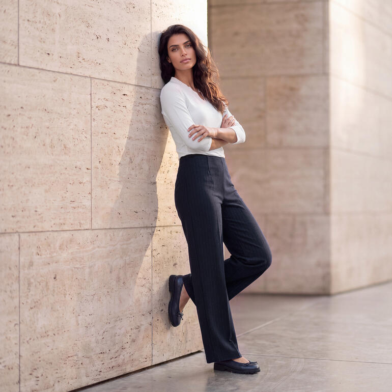 Vrouw in blauwe Soft-Glam-pantalon van RAPHAELA BY BRAX, ontspannen houding
