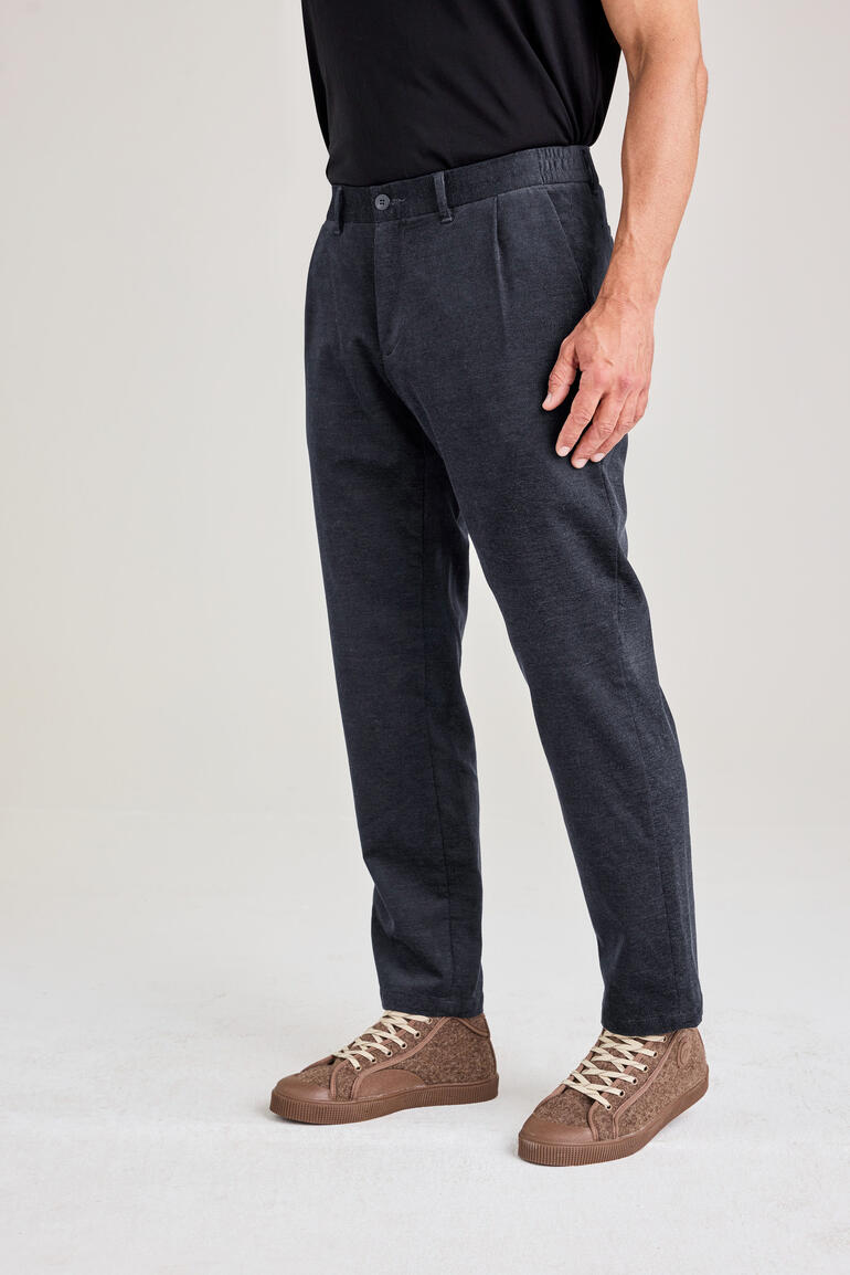 Charts Tencel-microcordbroek in blauw-grijs, gedragen door een man.