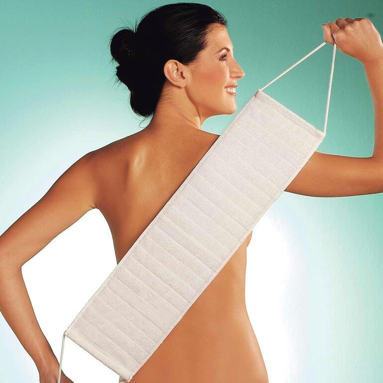 Vrouw houdt een lang micro peeling handdoek over haar schouder.