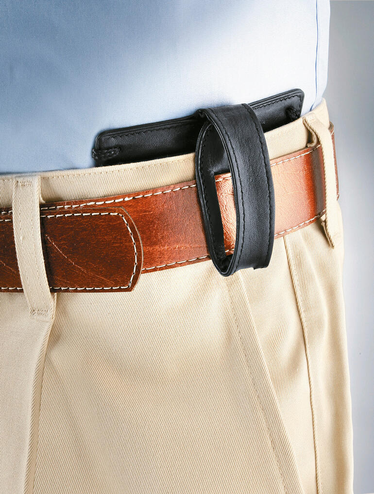 Dit borst-buideltasje kunt u ook aan uw riem bevestigen. Zelfs als u alleen een luchtig zomeroverhemd draagt, blijft het voor iedereen onzichtbaar. Leren borstbeutel, aan een riem bevestigd, zichtbaar op de broek.